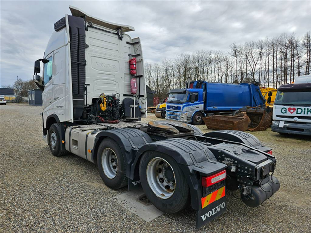 Volvo FH 500 6x2 with retarder and acc
