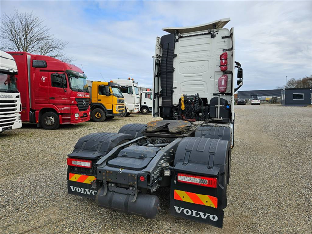 Volvo FH 500 6x2 with retarder and acc